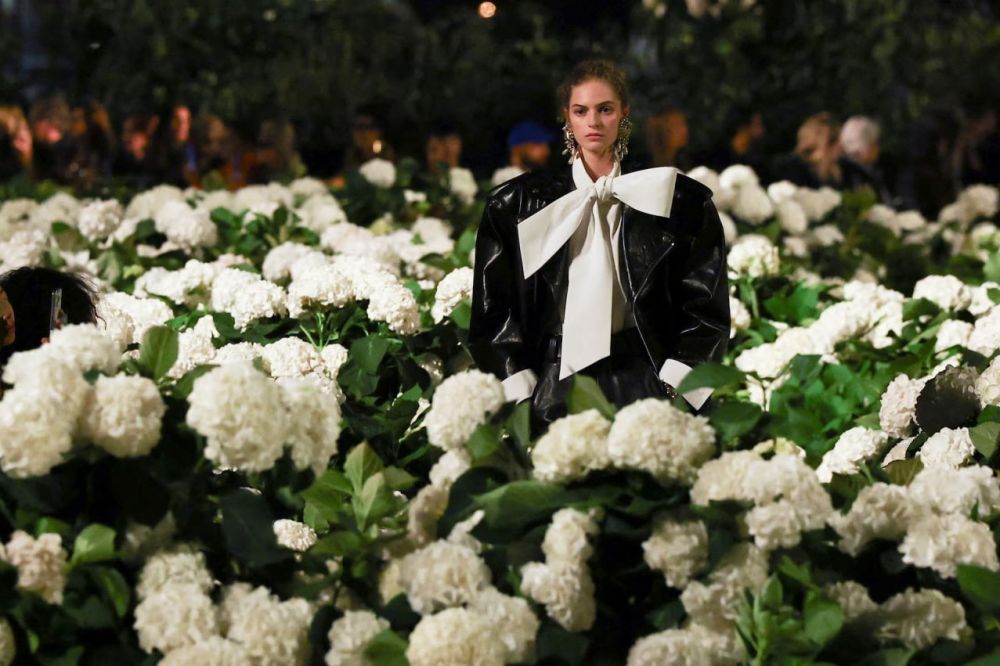 Знаковые силуэты Saint Laurent - жакеты с широкими плечами и крупные банты.