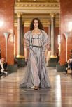 Коллекция Louis Vuitton была представлена в Лувре. Присутствие семнадцатого столетия ощущалось в каждой детали: воротники с оборками, линии корсетов, объемные рукава. Вечерние образы предстали в свободных формах.