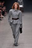 Коллекция Stella McCartney началась с деловых образов.