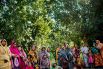 Мамы у берега ждут своих школьников.