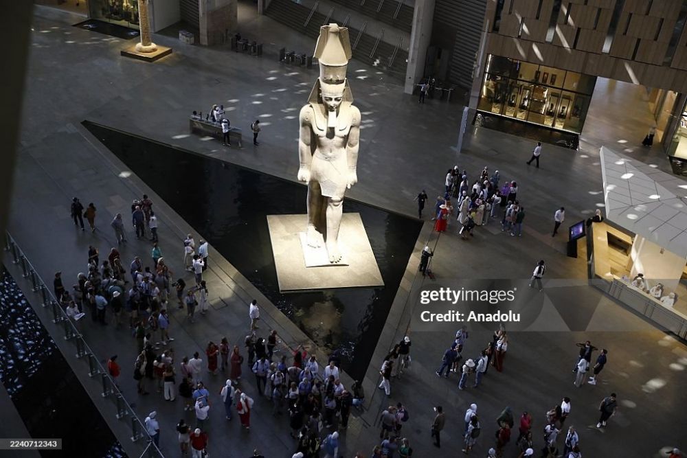 Гранитный колосс Рамзеса Великого - статуя, которая встречает посетителей, когда они входят в главный зал.