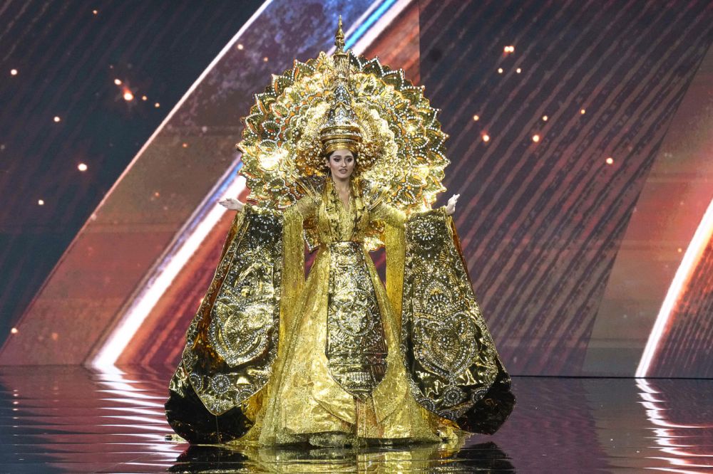 Мисс Индия Маника Вишвакарма на конкурсе костюмов блистала в золотом наряде, который символизирует момент просветления Будды, который произошел под деревом Бодхи.