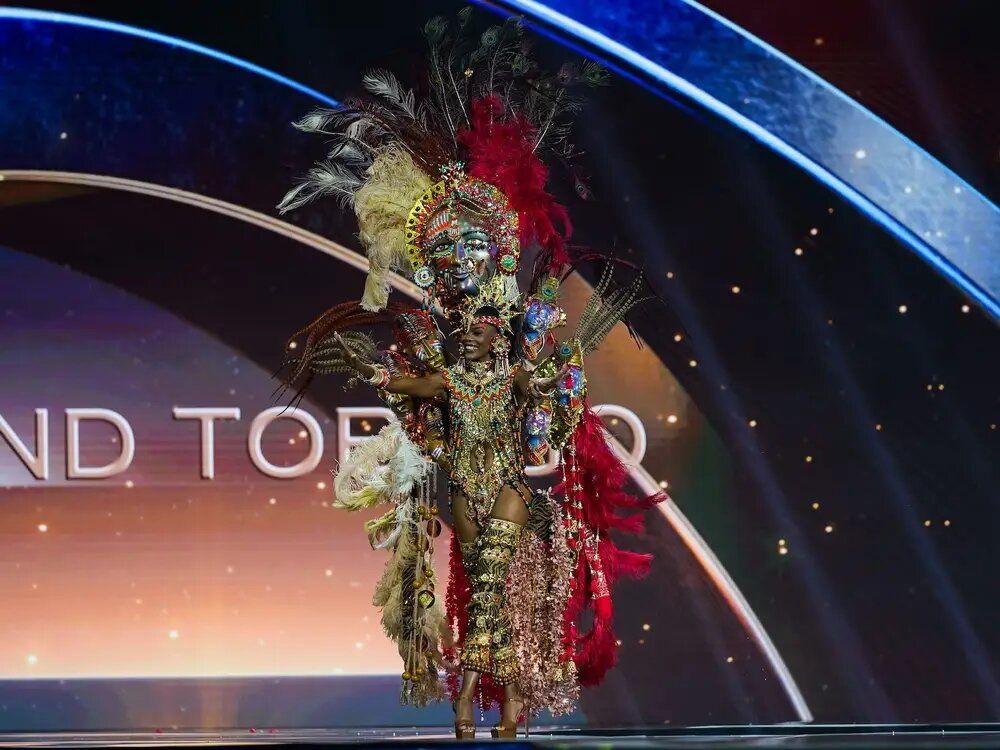 Мисс Тринидад и Тобаго Латифа Моррис была одета в яркий наряд, вдохновленный стилем ее предков.