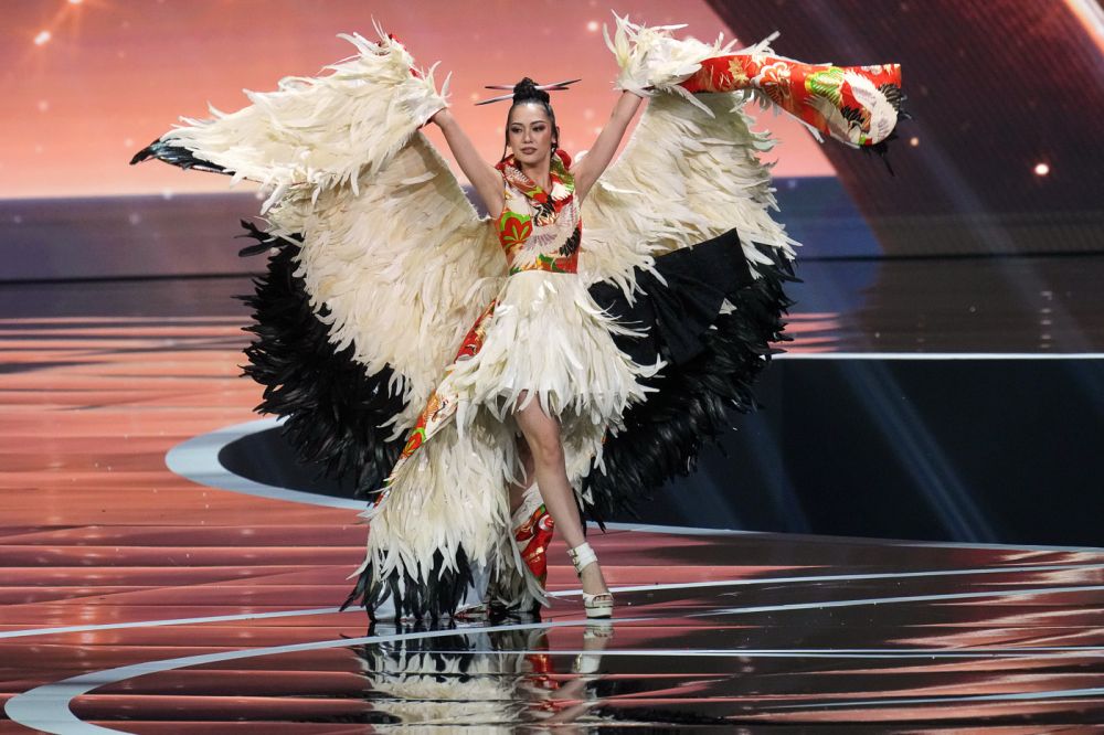 Мисс Япония Каори Хасимото предстала перед зрителями в образе японского журавля тантёдзуру - символ чистоты, счастья, честности и бескорыстной помощи.