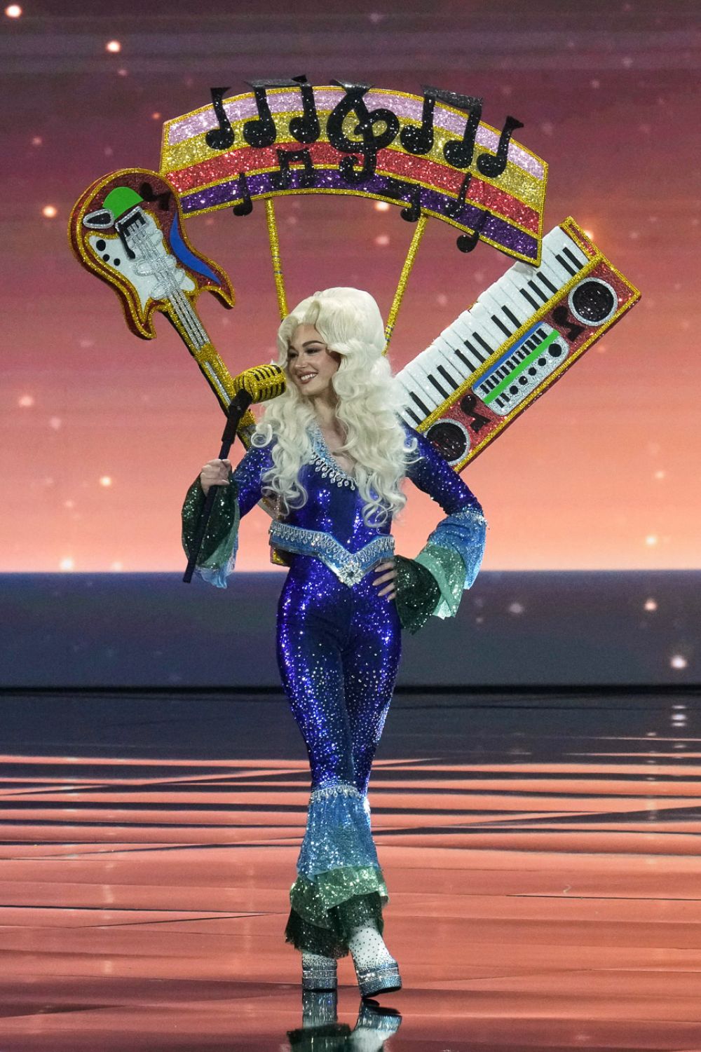 Мисс Швеция Даниэлла Лундквист в костюме диско. Угадаете, какой популярной группе посвящён такой наряд? 