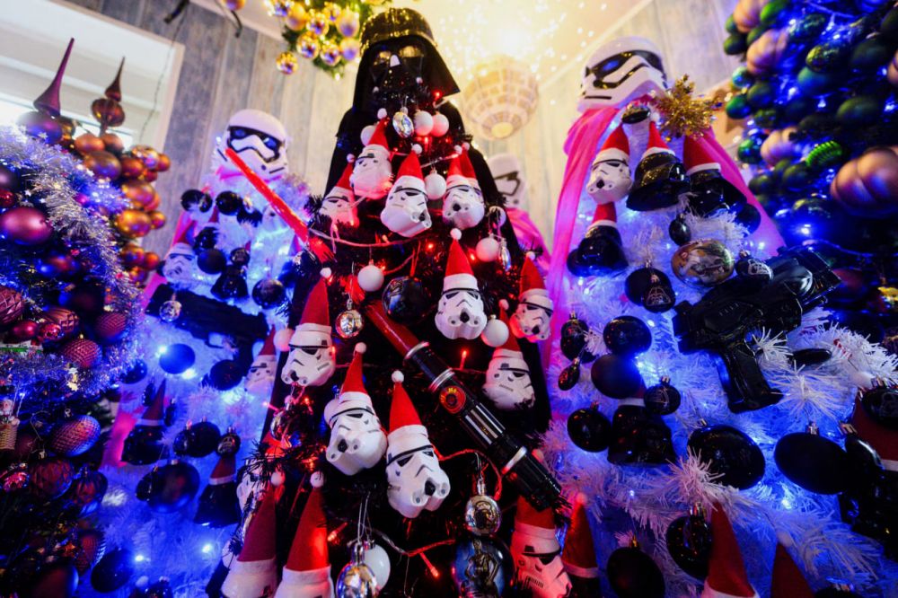 У каждой ёлки свой дизайн, в том числе пара вдохновляется популярными фильмами.   