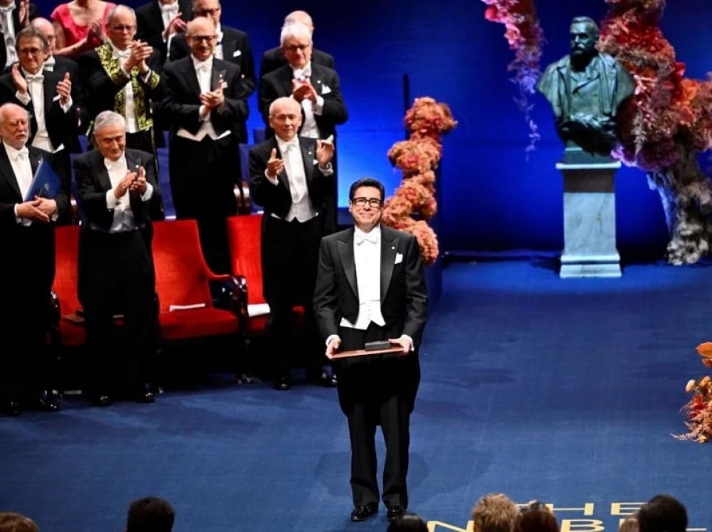 Лауреат Нобелевской премии по экономике Филипп Агьон на церемонии награждения. Нобелевскую премию 2025 года по экономике получили Джоэль Мокир (США), Филипп Агьон (Франция) и Питер Хауит (США) «за объяснение инновационного экономического роста».