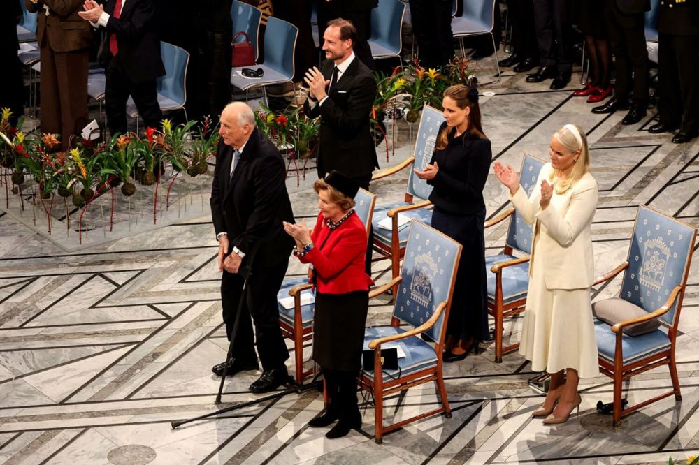 Премия мира - Нобелевская премия, лауреаты которой определяются не в Стокгольме, а в Осло. На фото: король Норвегии Харальд V, королева Соня, принцесса Ингрид Александра и кронпринц Хокон с супругой. 