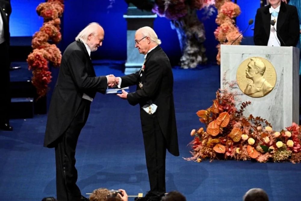 Лауреат Нобелевской премии по литературе Ласло Краснахоркаи получает награду от короля Швеции Карла XVI Густава.