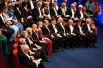 Лауреаты Нобелевских премий по медицине, физике, химии, литературе и экономике во время церемонии. 