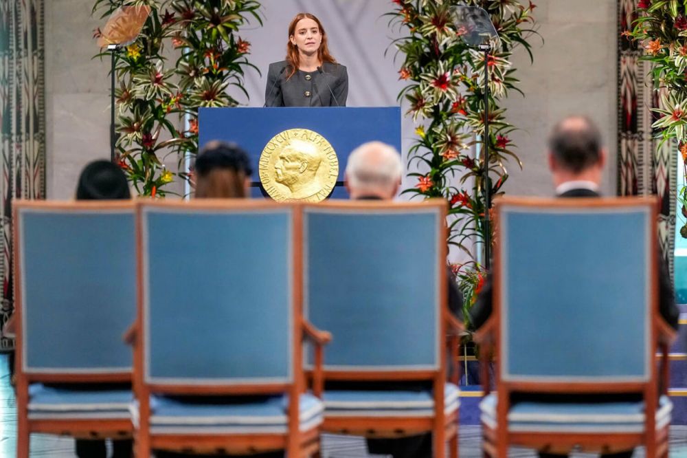 Поэтому награду получала её дочь. 