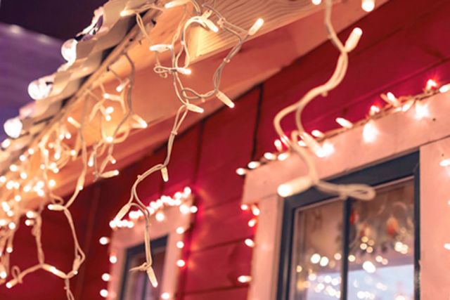 Перед использованием проверьте гирлянду на повреждения и оголенные провода.