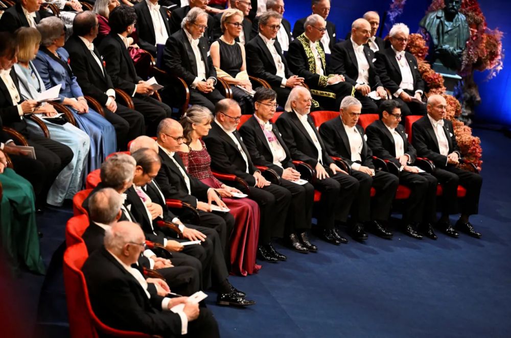 Лауреаты Нобелевских премий по медицине, физике, химии, литературе и экономике во время церемонии. 