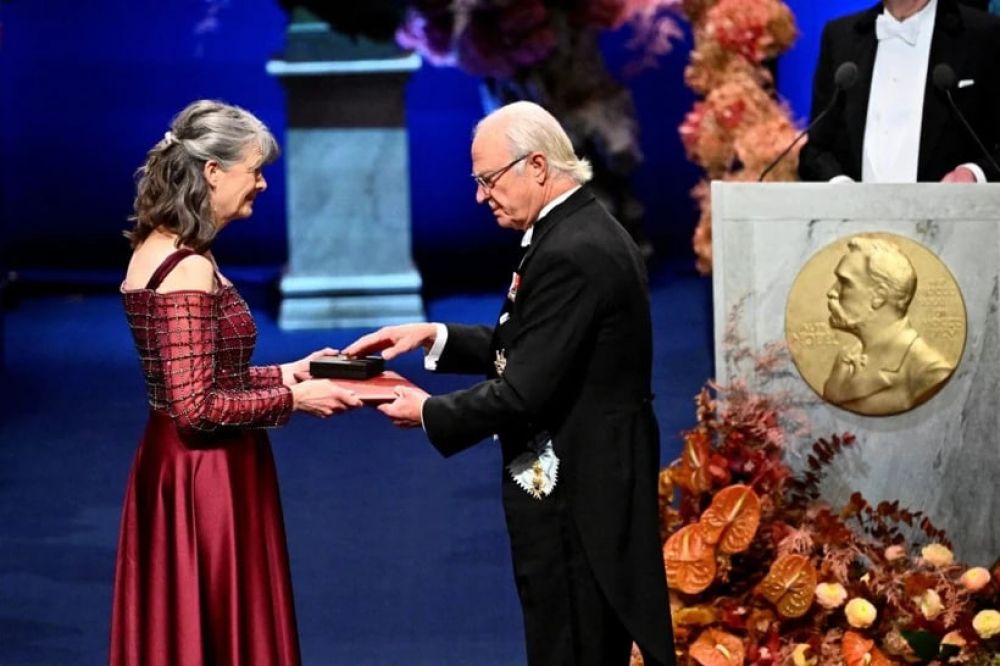 Лауреат Нобелевской премии по физиологии и медицине Мэри Брунков получает награду. Также Нобелевскую премию 2025 года по физиологии или медицине получили Фред Рамсделл (США) и Шимон Сакагучи (Япония) за «открытия, касающиеся периферической иммунной толерантности». 