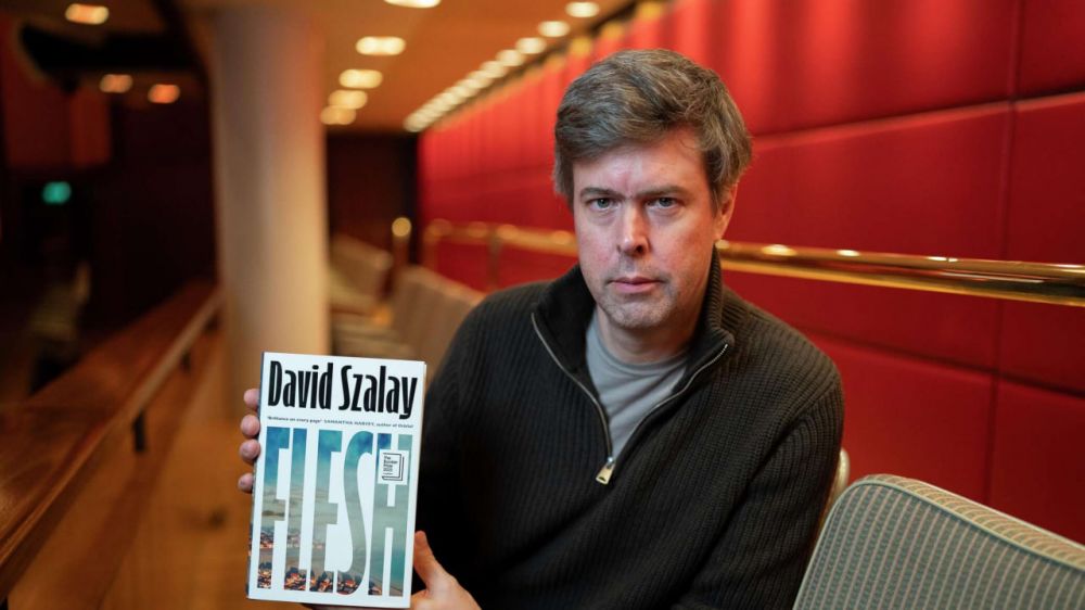 Лауреатом Букеровской премии 2025 года по литературе стал британско-венгерский писатель Дэвид Солой за роман «Плоть». Книга - история успеха молодого венгра Иштвана, живущего импульсивной жизнью, принимающего решения без предварительного размышления. Пройдя заключение в исправительной колонии для несовершеннолетних, военную службу и ряд низкоквалифицированных работ, Иштван становится богатым женатым светским человеком в Лондоне. 