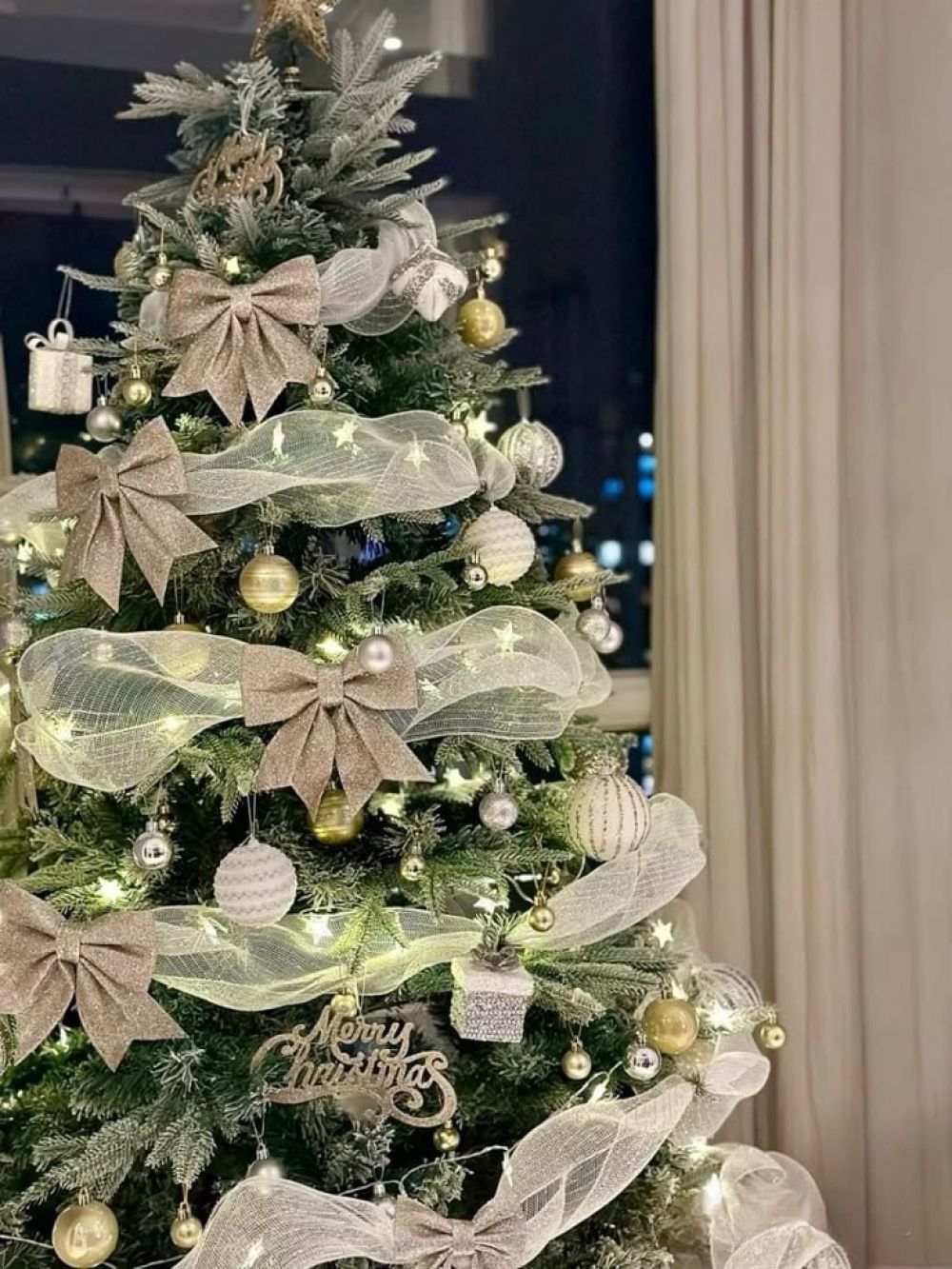 Еще один ёлочный тренд 2026 года - текстиль вместо мишуры: ленты и банты.