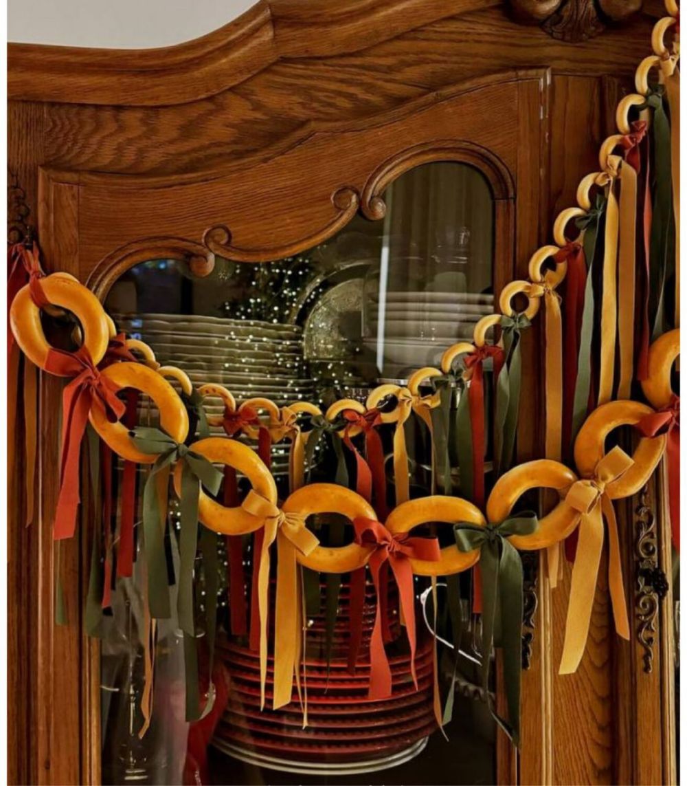 На просторах Сети гирлянды из баранок или сушек, связанные атласной лентой, стали популярным новогодним украшением.