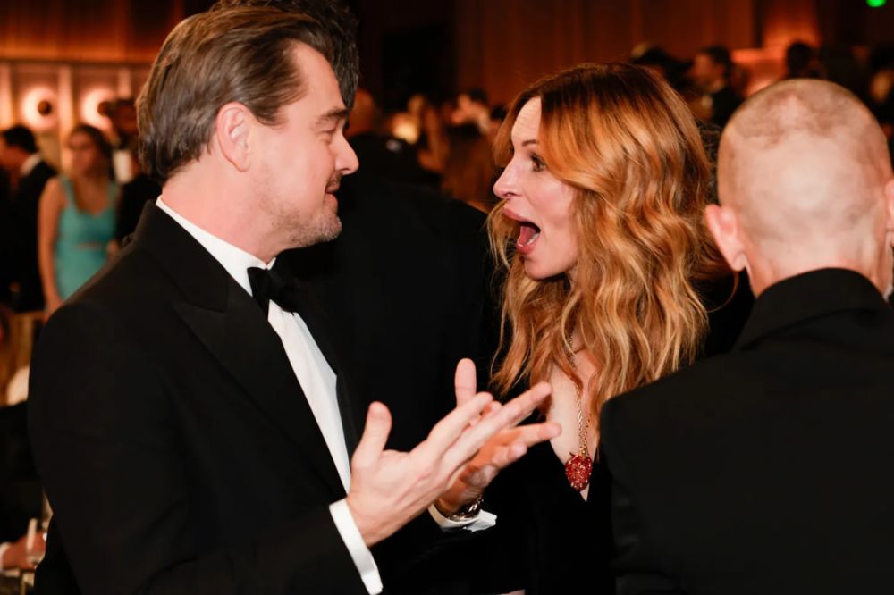 Леонардо Ди Каприо и Джулия Робертс общаются после вручения наград. 