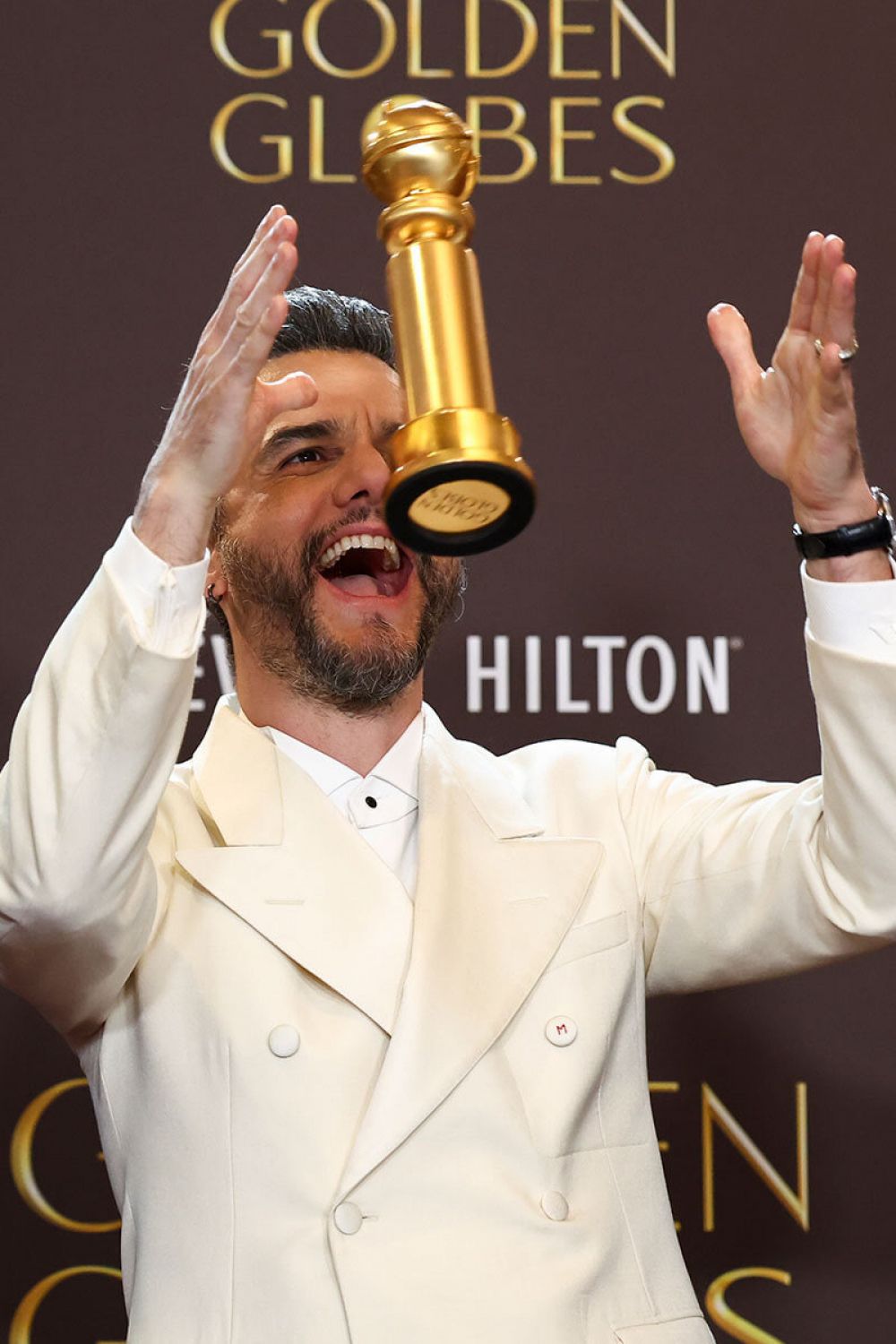 Бразильский актёр Вагнер Моура позирует в пресс-зале с наградой за лучшую мужскую роль. 