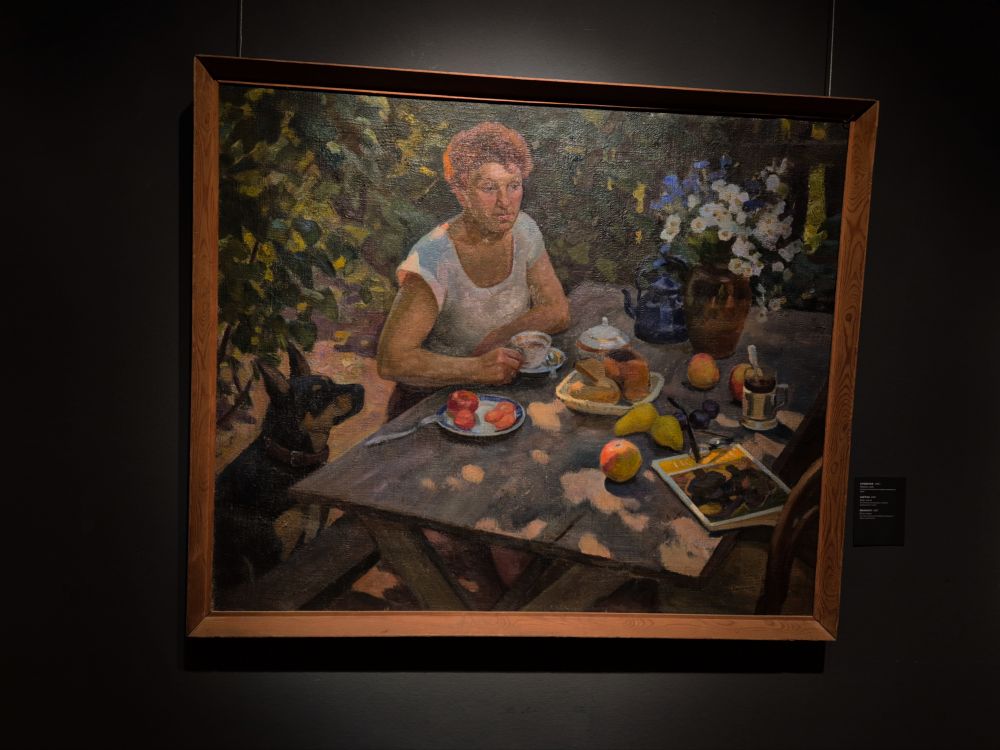 Севрук написал портрет супруги, рядом с которой сидит их домашний питомец.