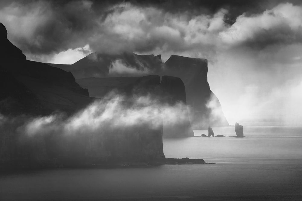 1-е место в категории «Пейзаж. Профессионалы» взял французский фотограф Лоран Гиг за кадр «Фарерские острова».  