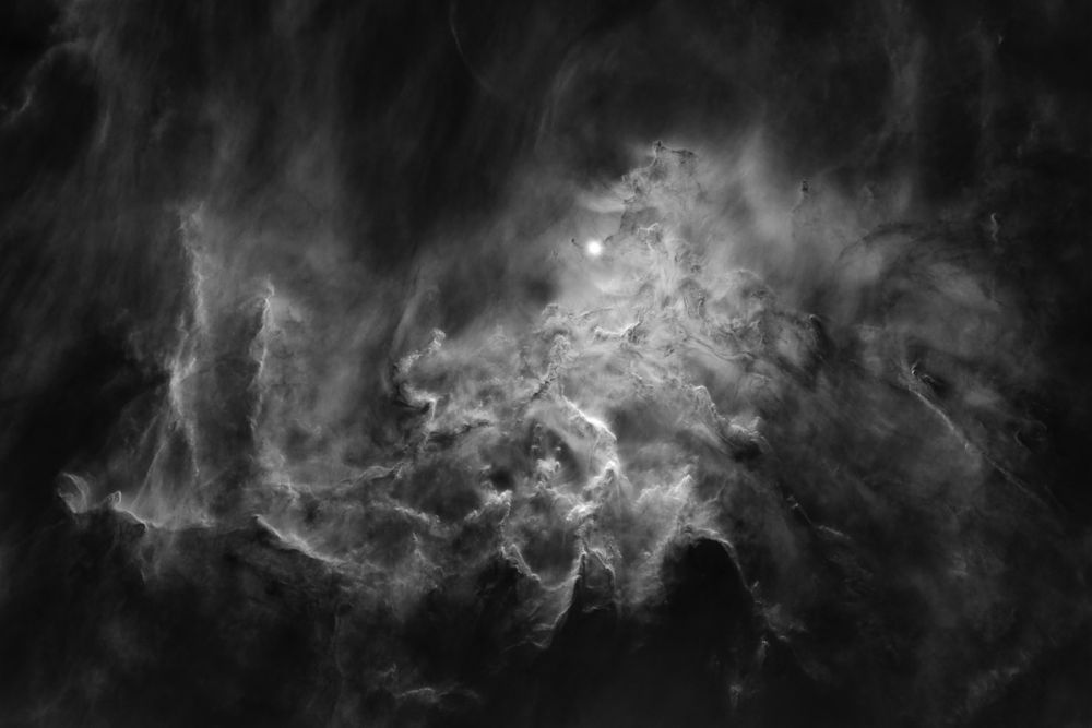 В любительской категории Гран-при и титул Monochrome Discovery of the Year 2025 достался американцу Питеру Хергесхаймеру за астрофотографию: звезда излучает потоки света и энергии, находясь в 1500 световых годах от Земли. 