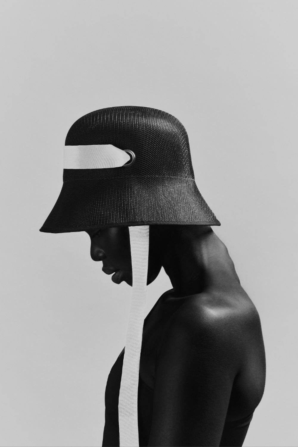 Гран-при получил фотограф Брюин Фескенс (ЮАР) за своё произведение «Тихие вопросы». «Я показываю красоту без лица, без конкретного человека, рассказал автор о фото. -  Я стремлюсь к тому, чтобы каждый увидел себя в представленных мной образах. Безмолвный вопрос, обращённый к зрителю…» 