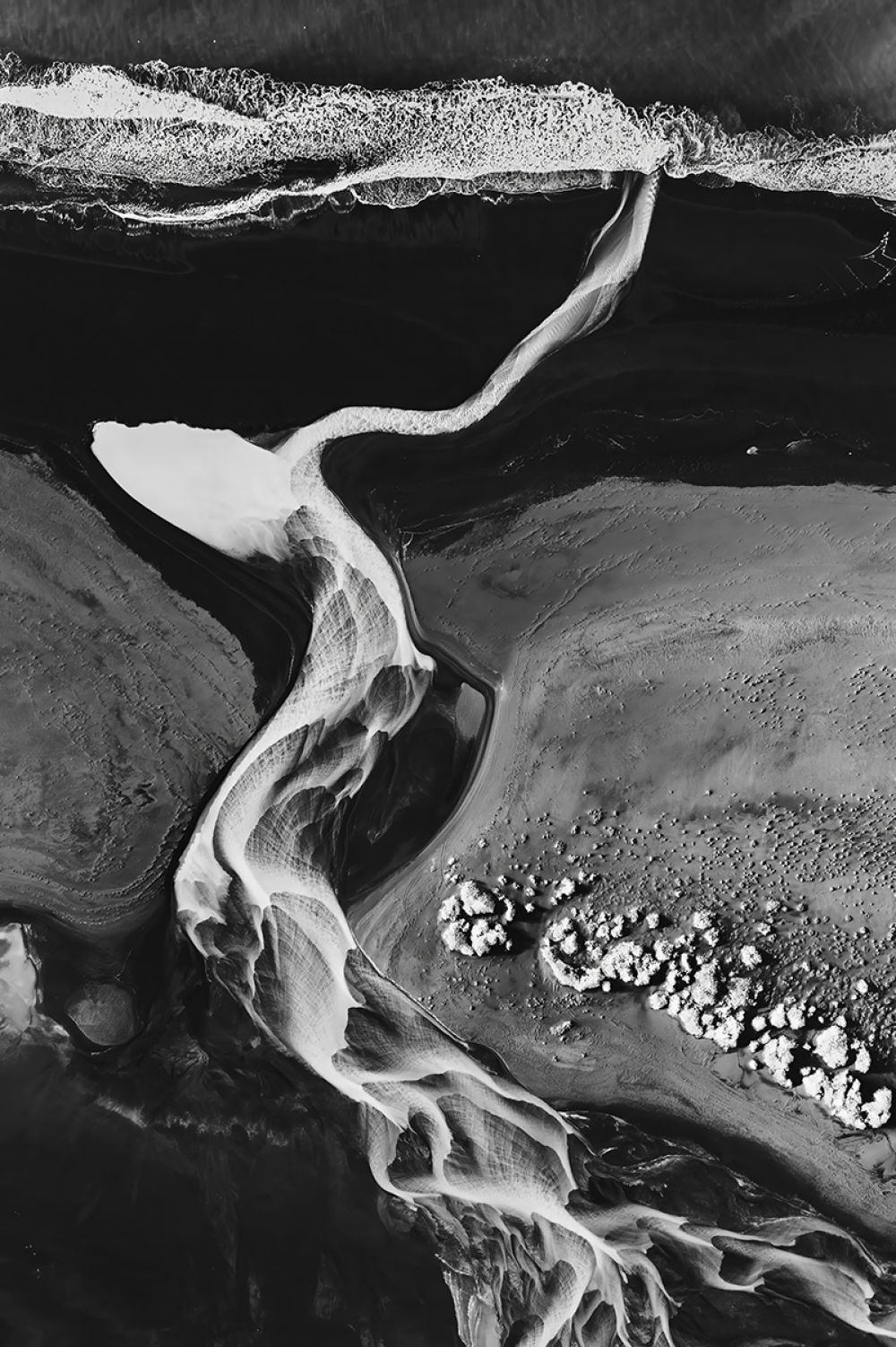 1-е место в категории «Абстракция. Профессионалы» достался австралийцу Мартину Кёпперту. Снимок сделан в Исландии и показывает речной пейзаж с высоты. 