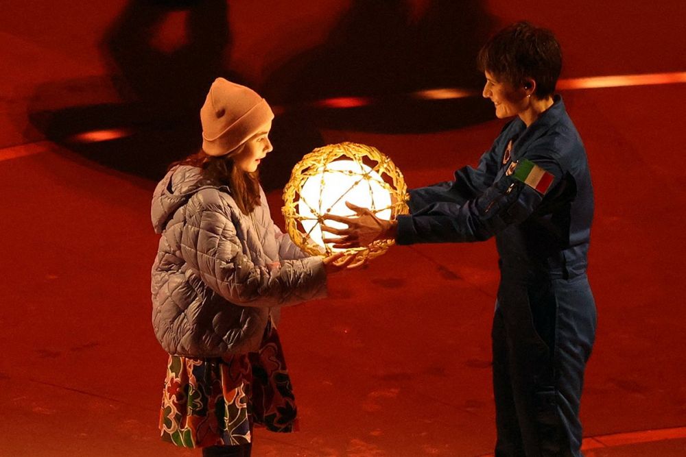 Завершилась церемония зажжением олимпийского огня. В нем приняла участие и космонавт Саманта Кристофоретти. 