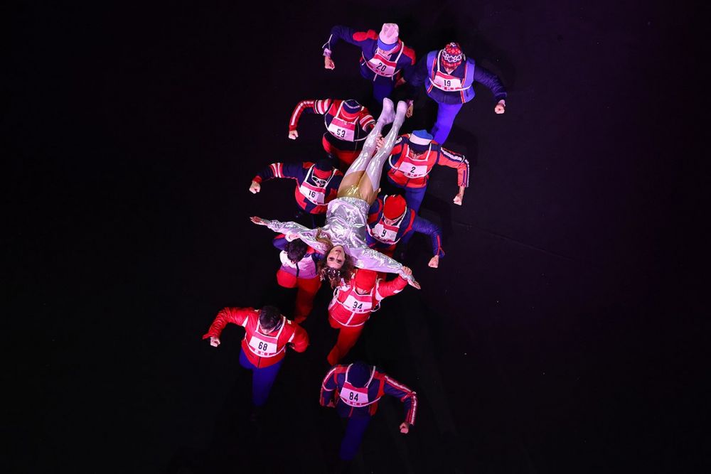 После парада зрители на «Сан-Сиро» увидели мюзикл, посвященный истории зимних Олимпиад. 