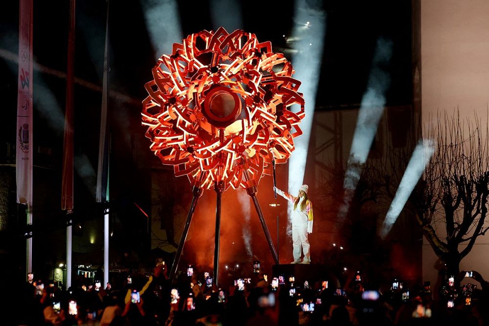 В Милане огонь зажигали олимпийские чемпионы Альберто Томба и Дебора Компаньони, а в Кортина-д'Ампеццо - олимпийская чемпионка София Годжа.