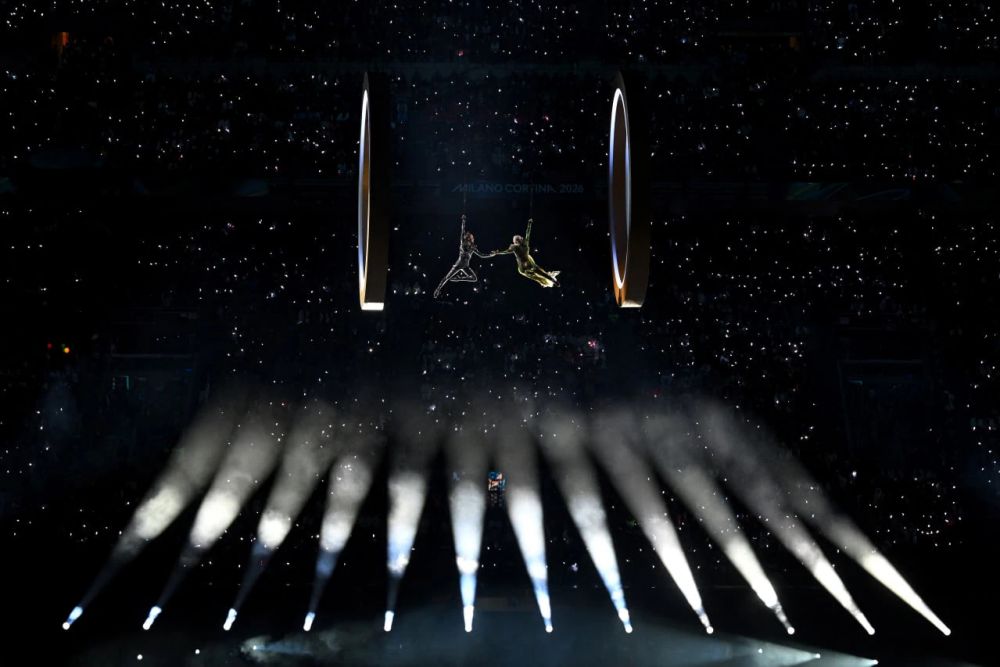 Перед началом парада спортсменов появились олимпийские кольца. Их сопровождали воздушные гимнасты. 