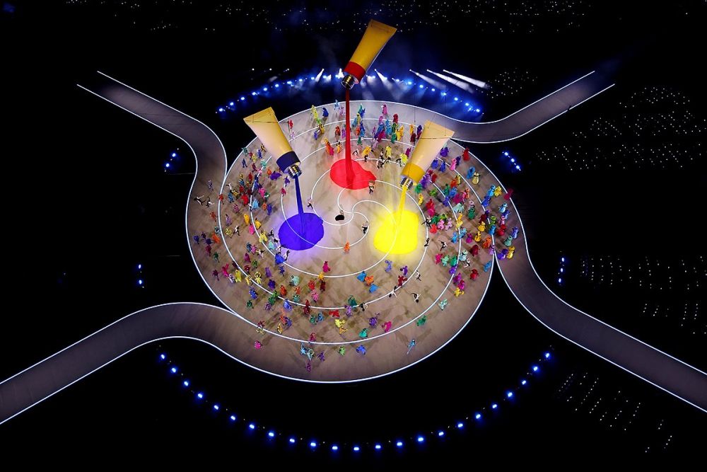 Церемония плавно переходила от сдержанного старта к яркому действу. 