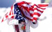 Золотая медалистка Бризи Джонсон из США празднует победу в скоростном спуске.