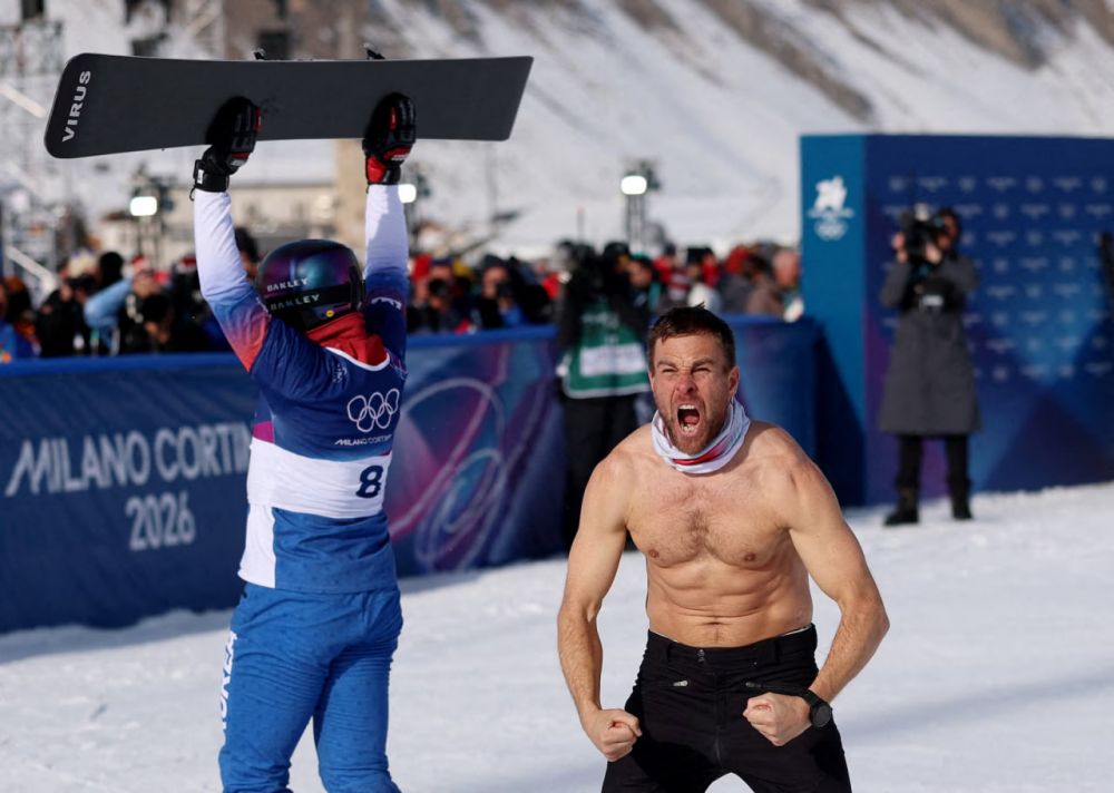 Бенджамин Карл из Австрии празднует золото вместе с серебряным призёром Сангкюмом Кимом из Южной Кореи после финала в мужском параллельном гигантском слаломе.