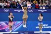 Золотая медалистка Алиса Лю из США празднует победу в одиночном фигурном катании вместе с серебряным призёром Каори Сакамото из Японии и бронзовым призёром Ами Накаи из Японии.