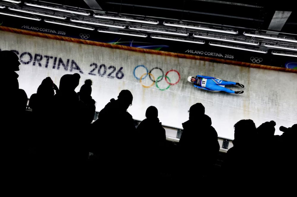 Верена Хофер из Италии во время своего заезда в санном спорте (одиночки).