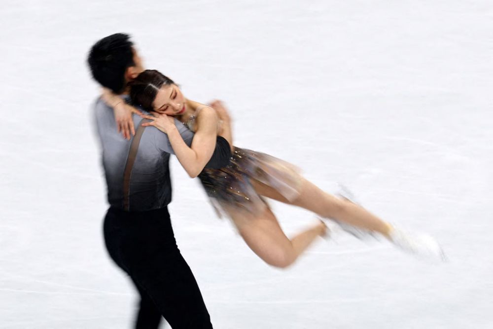 Рику Миура и Рюити Кихара из Японии выступают в парном фигурном катании с произвольной программой.