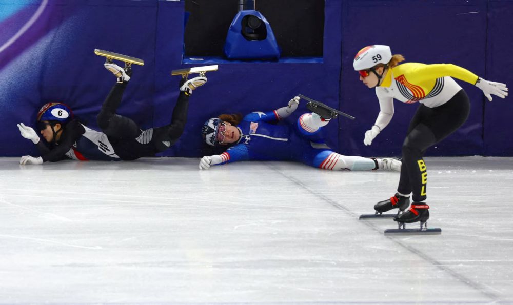 Джилли Ким из Южной Кореи и Коринн Стоддард из США попали в аварию в полуфинале смешанной эстафеты по шорт-треку.