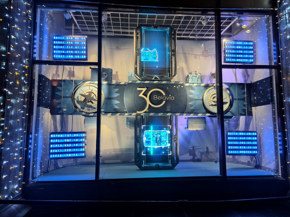 Витрина «Сканер для досмотра» - механическая инсталляция, которая приводится в движение электродвигателем. По багажной ленте движутся чемоданы туристов, проходя через сканер. Кстати, именно эта витрина была самой сложной в реализации из-за своей механики.