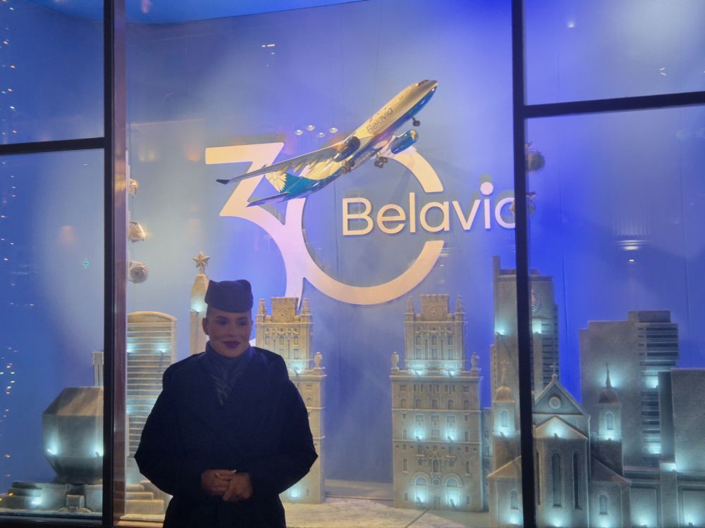 Первая витрина посвящена авиакомпании «Белавиа» и носит название «Полёт над Минском». Венец экспозиции - модель Airbus A330-200, парящая над городскими видами.