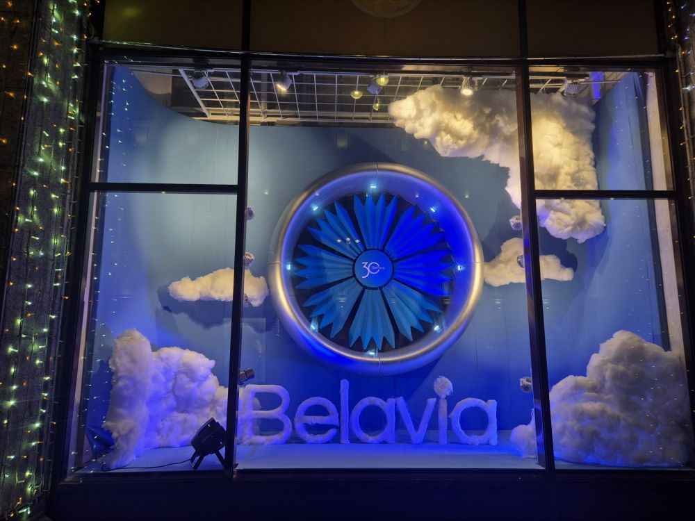 В центре следующей витрины - двигатель Airbus A330-200 и василёк, ставший символом логотипа «Белавиа». Конструкция вращается.