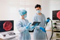 Если рак начинает распространяться на другие органы, он может затронуть печень, тогда отмечается пожелтение кожи.