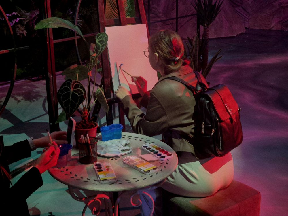 В умиротворяющей тишине легко взять в руки кисть и написать свой шедевр на холсте. Здесь для этого всё готово.