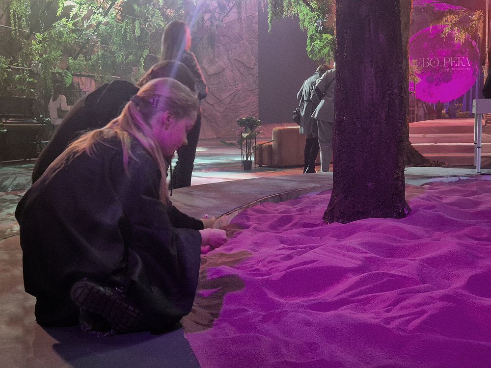  В этом пространстве многие "экспонаты" ждут прикосновений.