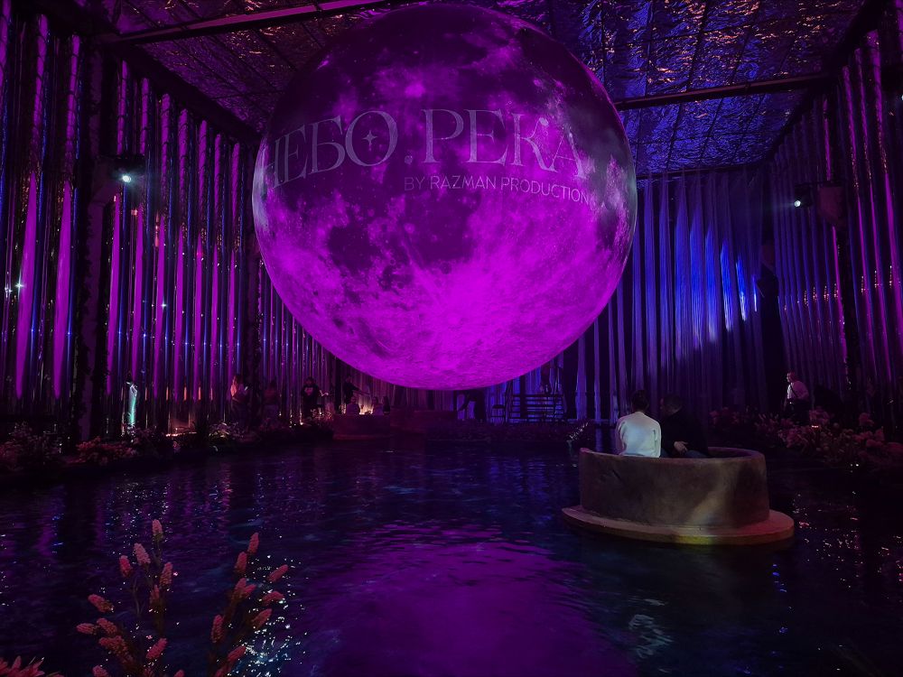 Сердце экспозиции - планета над водой. Она видна почти из любой точки, но самый завораживающий вид открывается с лодки, когда проплываешь рядом с планетой или прямо под ней.