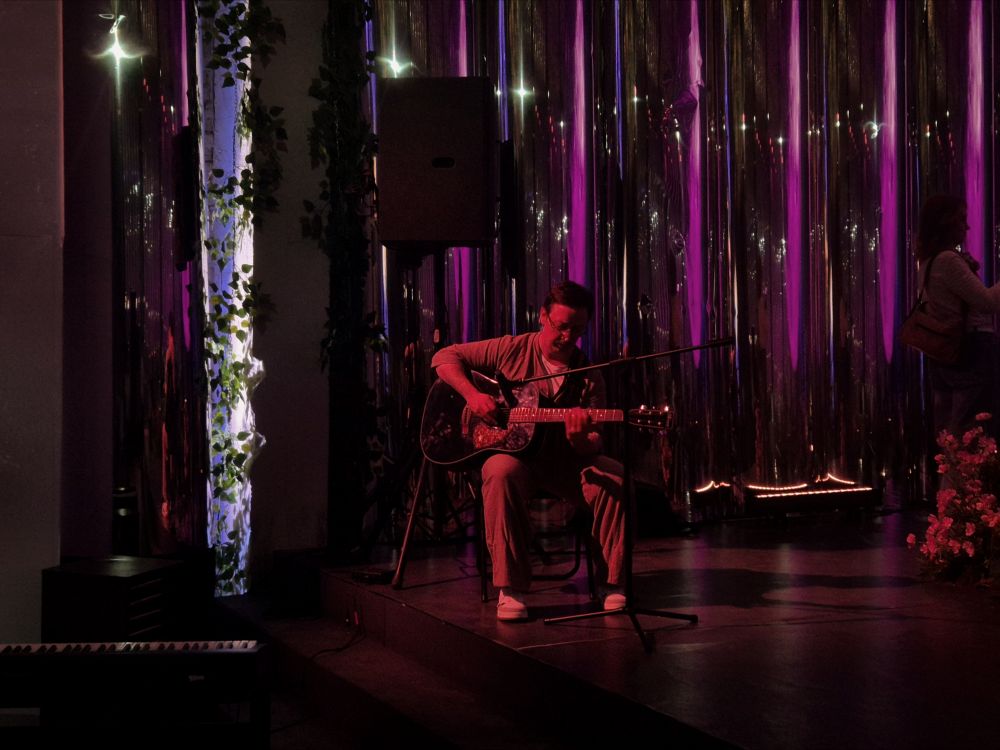 Время здесь течёт под музыку. Во время прогулок и тихих минут отдыха посетителей сопровождает живое звучание.