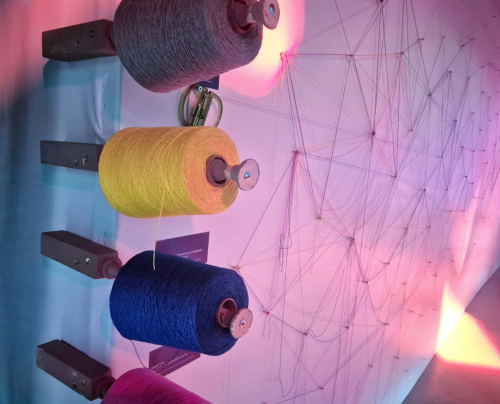 Первая зона - «Карта касаний». У четырёх цветов нитей - четыре чувства, четыре эмоции. Сплетая их, посетители создают свою уникальную абстракцию - тихую, личную, наполненную своим смыслом.