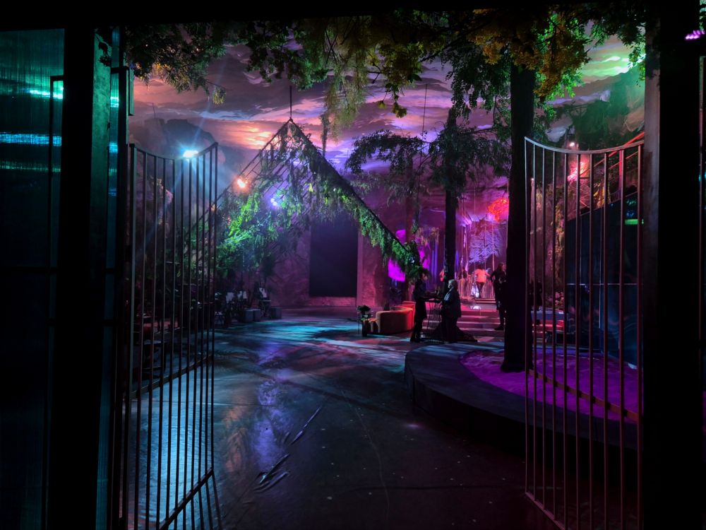 Ворота открывают главный вид на выставку - как занавес перед самым сокровенным.