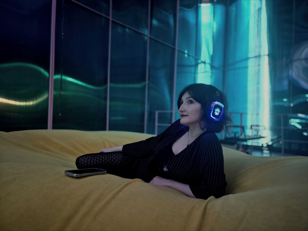 Завершающая зона - большая жёлтая подушка, созданная для того, чтобы просто лежать и ни о чём не думать. В наушниках - умиротворяющая мелодия, которая мягко уводит в себя, оставляя за пределами всё лишнее.